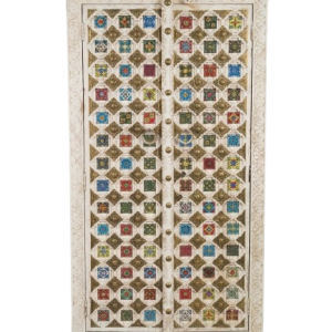 Armario de dos puertas con diseño de India.