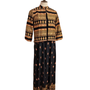 Vestido Largo de Estilo Étnico con Bordados Orientales y Detalles Elegantes